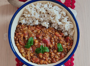 Una foto de Lentejas al curry con arroz yamaní