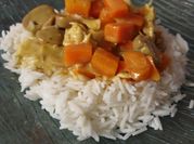 Une photo de poulet crème fraîche curry