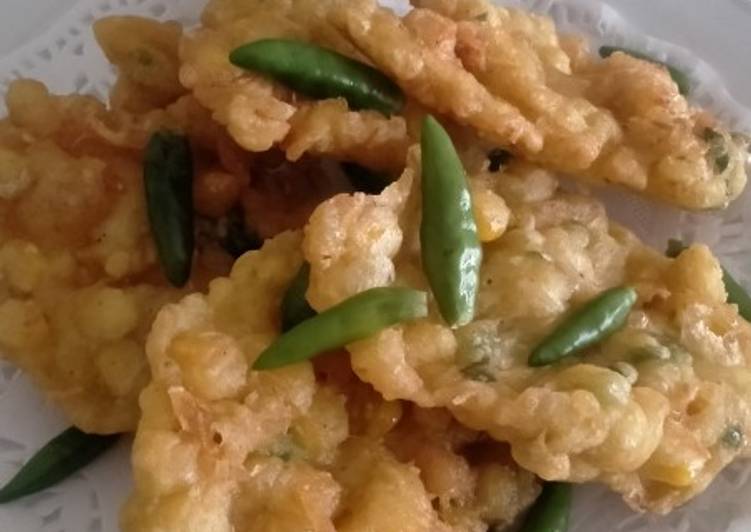 Bakwan jagung ayam keju yang gurih