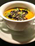 Kürbissuppe mit Orangensaft und Ziegenkäse