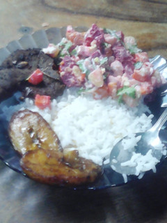 Una foto de Arroz, plátano maduro frito y cochino