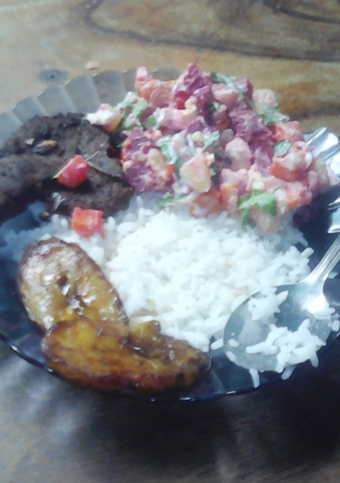 Una foto de Arroz, plátano maduro frito y cochino