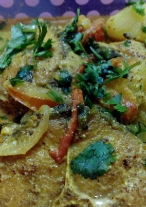 A picture of Sorisha dia Rohu macha (rohu mustard curry).