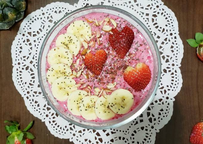 Recipe of Award-winning Strawberry-Beetroot-Banana Smoothie Bowl