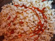 Una foto de palomitas de maiz con mantequilla