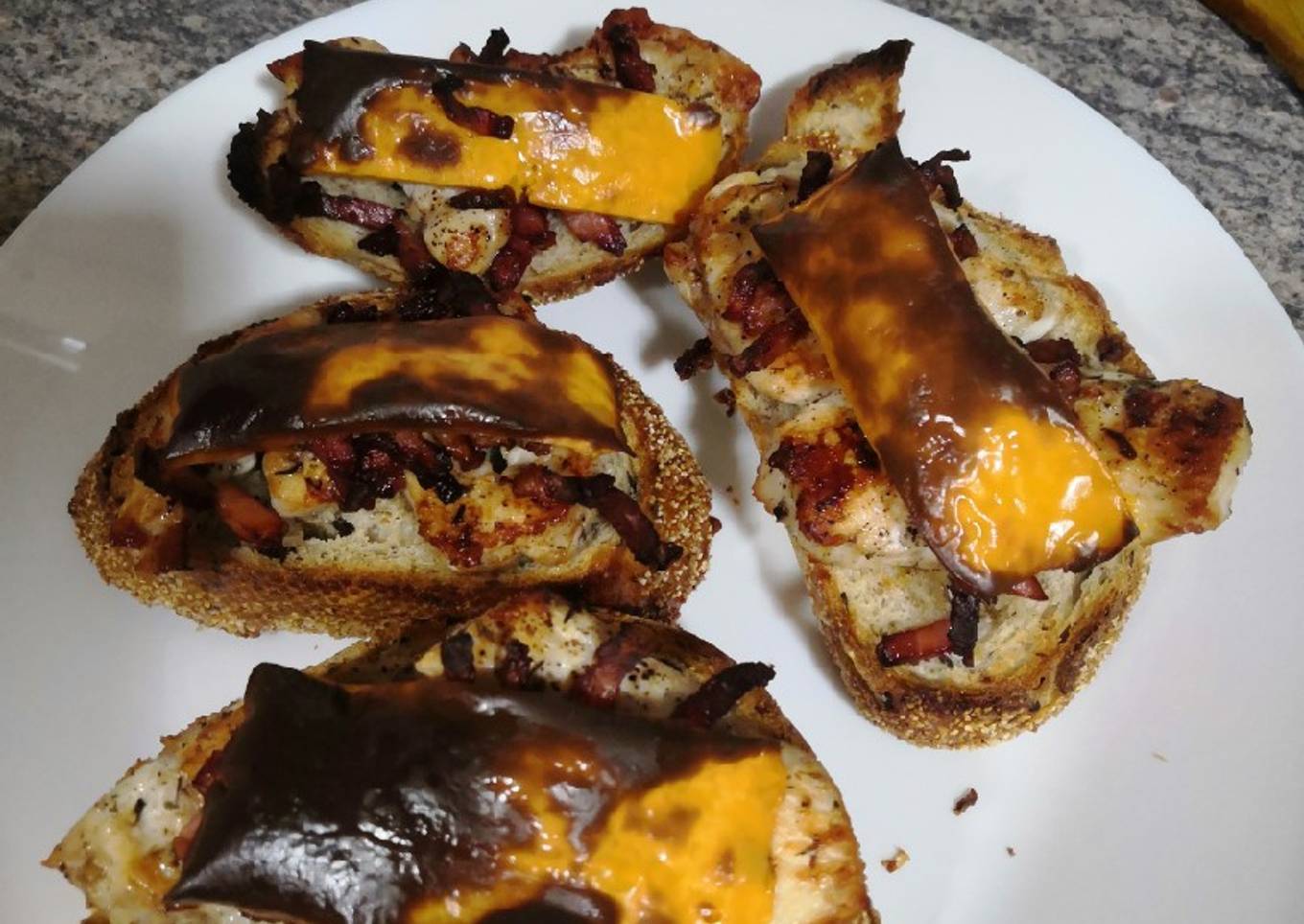 Rebanada de pan con pechuga, bacon y cheddar