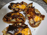 Rebanada de pan con pechuga, bacon y cheddar