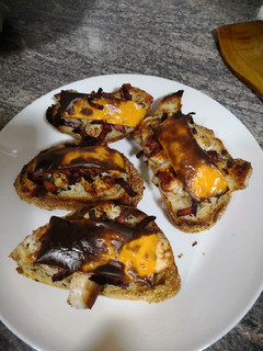 Una foto de Rebanada de pan con pechuga, bacon y cheddar