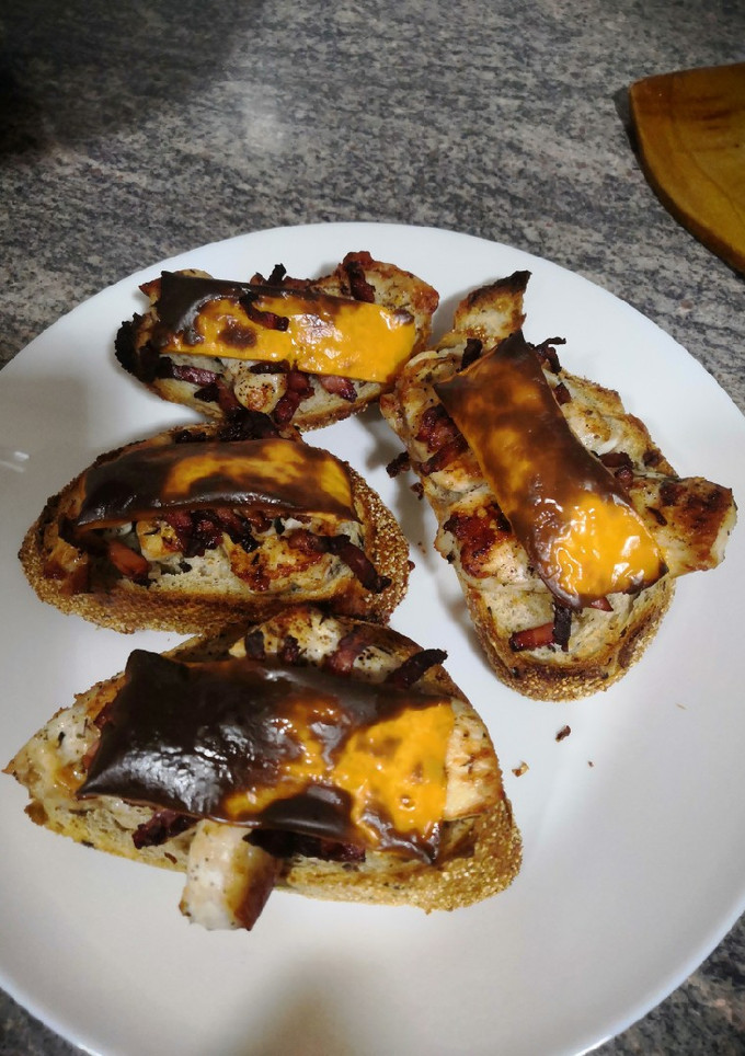 Una foto de Rebanada de pan con pechuga, bacon y cheddar