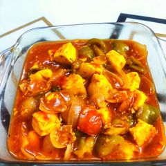 A picture of Chilli paneer with gravy.