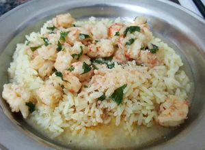 Una foto de Arroz con langostinos al ajillo