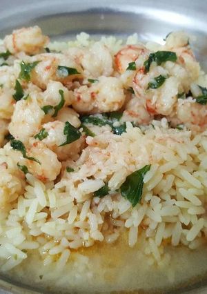 Una foto de Arroz con langostinos al ajillo