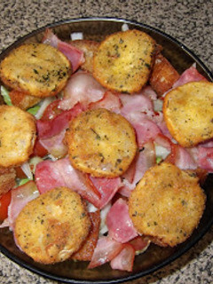 Una foto de Ensalada de queso frito