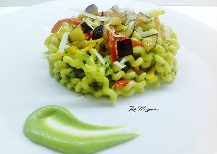 Fusilli lunghi con crema di broccoli verdi e verdure