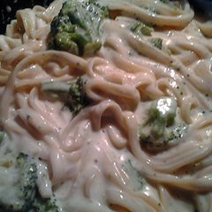 A picture of fettuccine broccoli Alfredo.