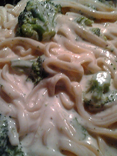 A picture of fettuccine broccoli Alfredo.