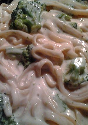 A picture of fettuccine broccoli Alfredo.