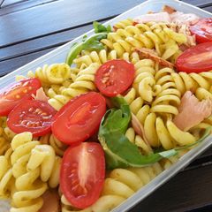 A picture of Ham and pesto pasta.