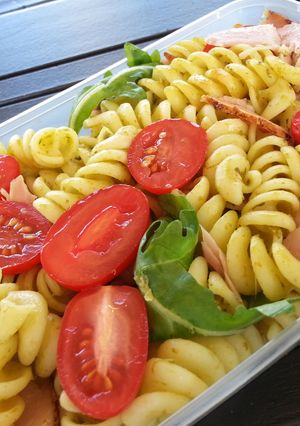 A picture of Ham and pesto pasta.