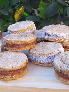 Una foto de Alfajores veganos de garbanzos -rellenos con dulce de membrillo-