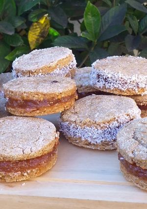 Una foto de Alfajores veganos de garbanzos -rellenos con dulce de membrillo-
