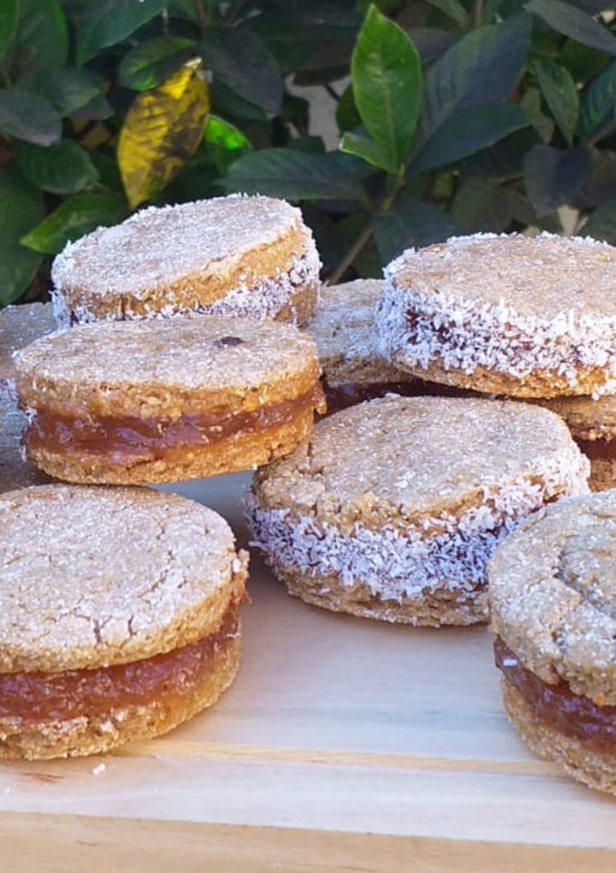 Una foto de Alfajores veganos de garbanzos -rellenos con dulce de membrillo-