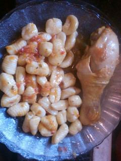 Una foto de Ñoquis de papa y salsa con pollo