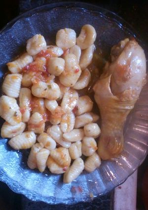Una foto de Ñoquis de papa y salsa con pollo