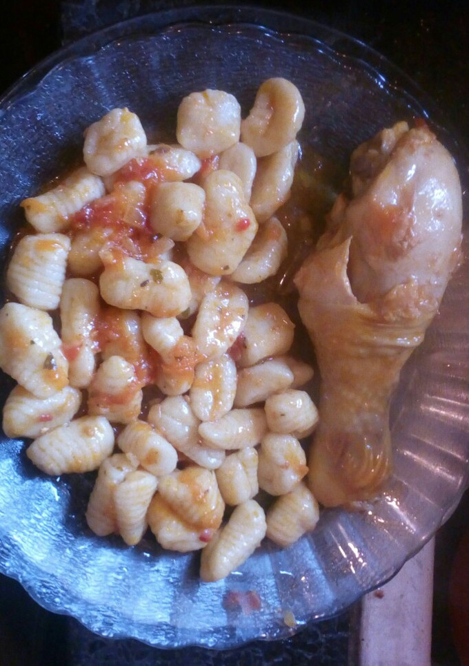 Una foto de Ñoquis de papa y salsa con pollo