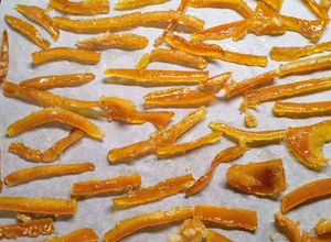 Una foto de Cáscaras de naranjas confitadas