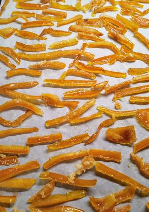 Una foto de Cáscaras de naranjas confitadas