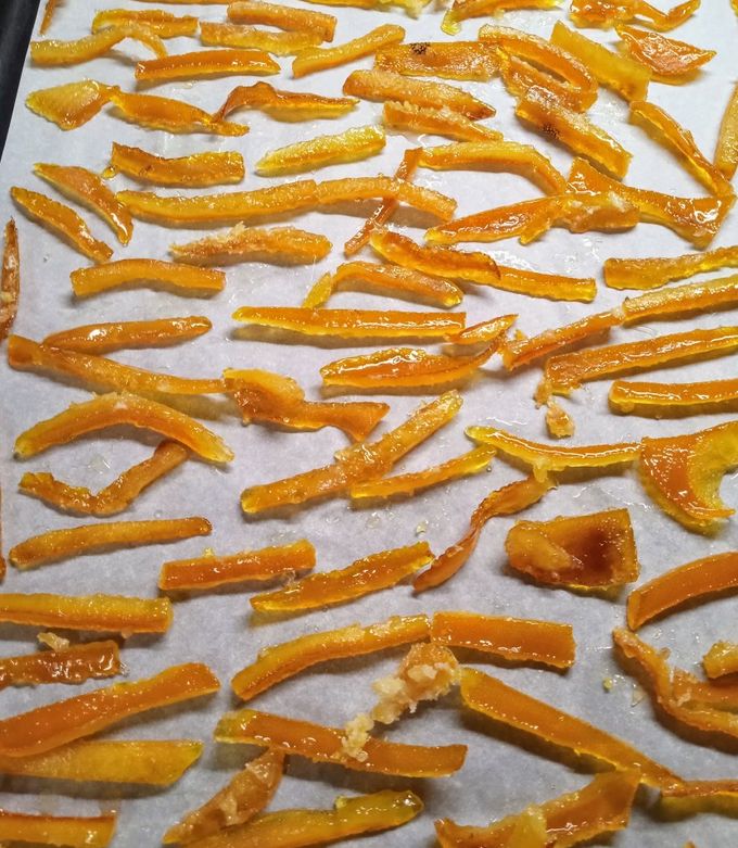 Una foto de Cáscaras de naranjas confitadas