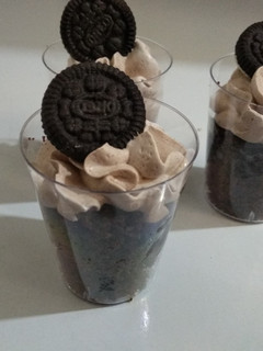 Una foto de Postre de chocolate con brownie y Chantilly