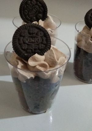 Una foto de Postre de chocolate con brownie y Chantilly