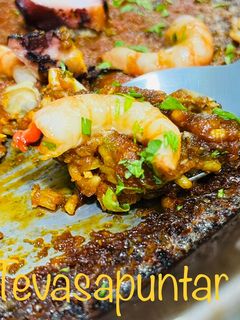 Una foto de Paella de pulpo y gamba roja 🥘 🐙 🦐