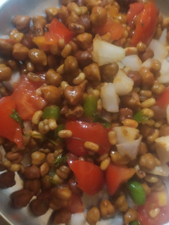 चना मोठ सलाद (chana meethe salad recipe in Hindi) रेसिपी मुख्य फोटो