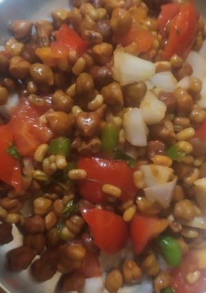 चना मोठ सलाद (chana meethe salad recipe in Hindi) रेसिपी मुख्य फोटो