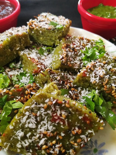 पालक पुदीना ग्रीन ढोकला (Palak Pudina Green Dhokla recipe in Hindi) रेसिपी मुख्य फोटो
