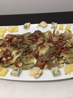 Una foto de Setas a la plancha con jamón y quesos asturianos🧀