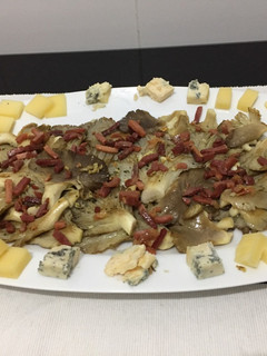 Una foto de Setas a la plancha con jamón y quesos asturianos🧀