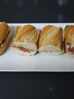 Una foto de Bocadillo de jamón con lechuga