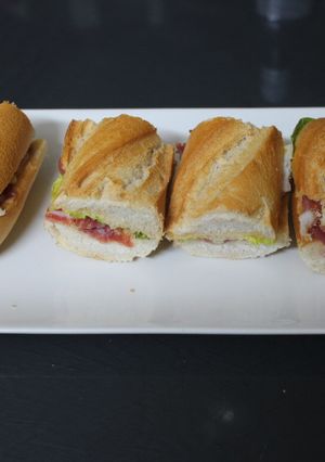 Una foto de Bocadillo de jamón con lechuga