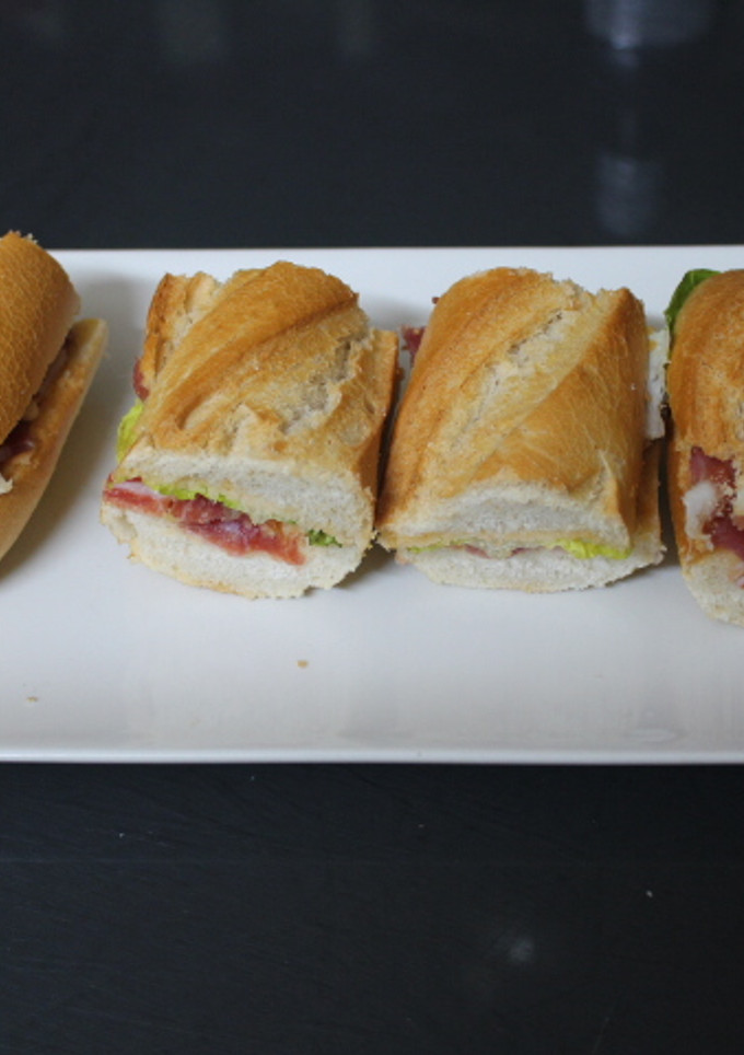 Una foto de Bocadillo de jamón con lechuga