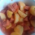 Papa en salsa, con salchichón