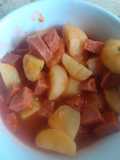 Papa en salsa, con salchichón