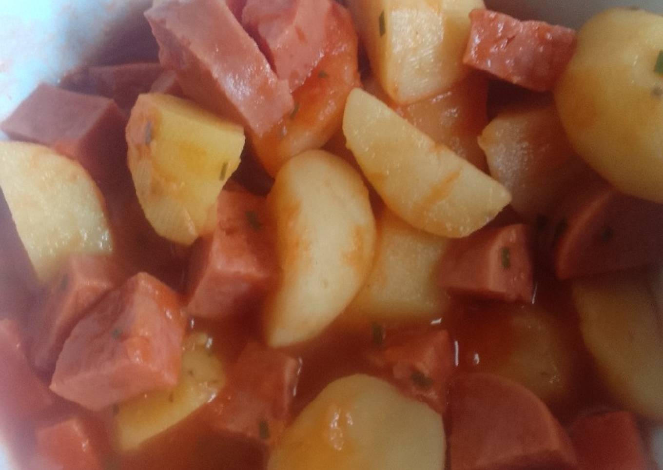 Papa en salsa, con salchichón