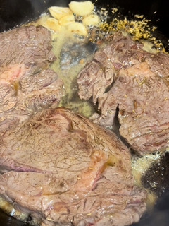 Una foto de Lomo vetado en hierro forjado con papas fritas ☑️