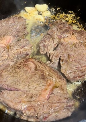 Una foto de Lomo vetado en hierro forjado con papas fritas ☑️