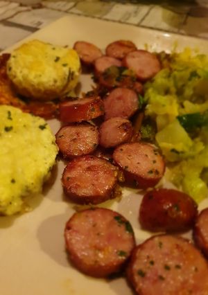 Une photo de Saucisse de Montbeliard embeurré de chou et champignons farcis