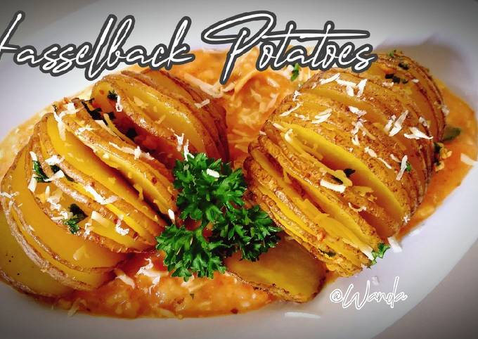 Baked Hasselback Potatoes With Creamy Bolognaise Sauce